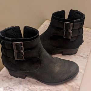 Used black suede Sorel booties